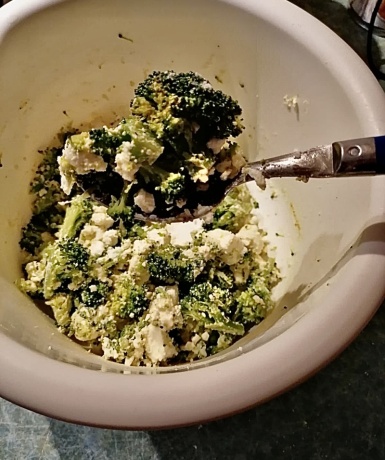 1. Schritt: Brokkoli garen und Fülle zubereiten-