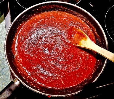 2. Schritt: Tomatensauce einkochen-