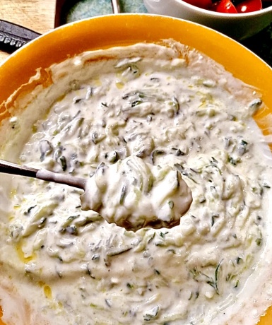 3. Schritt: Tsatsiki zubereiten und Gem&uuml;se schneiden-