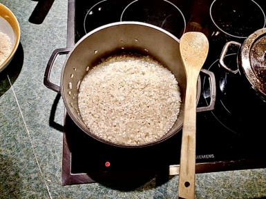 2. Schritt: Zwiebel anbraten und kr&auml;ftig Einkochen-