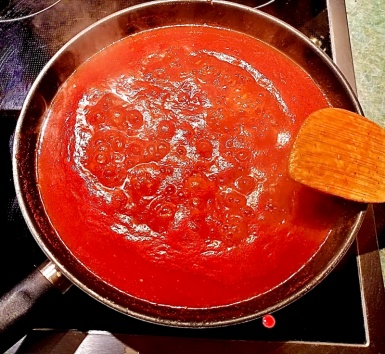 3. Schritt: Tomatensauce einkochen-