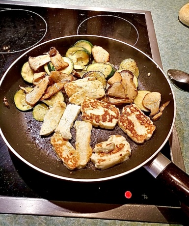 2. Schritt: Gem&uuml;se & Halloumi zubereiten-