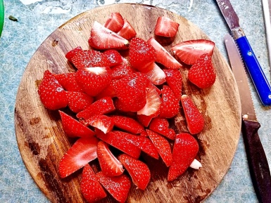 3. Schritt: Erdbeeren schneiden & Dressing zubereiten-