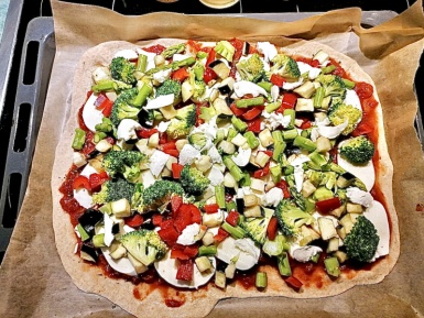 2. Schritt: Pizza belegen und backen-