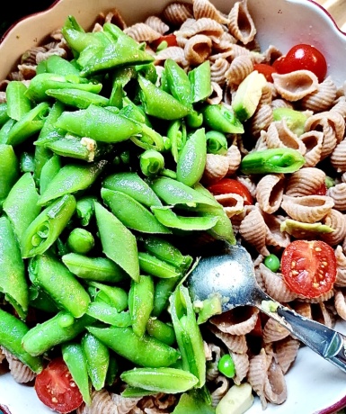 3. Schritt: Zuckererbsenschoten garen und Salat fertigmachen-