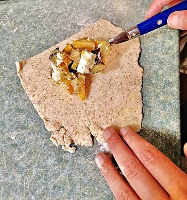 3. Schritt: Topfenteig ausrollen und befüllen-