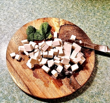 1. Schritt: Wassermelone und Feta in Würfel schneiden-