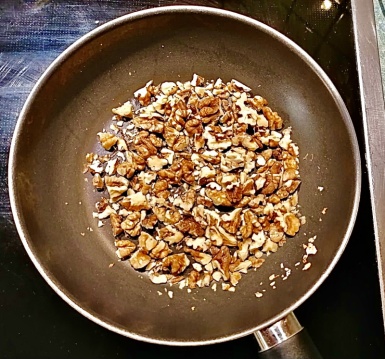 2. Schritt: Walnüsse anrösten-