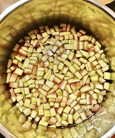 1. Schritt: Wassermelonenschale vorbereiten-