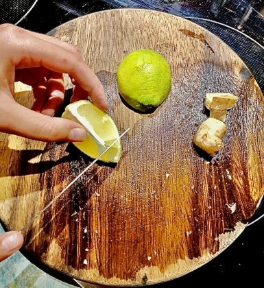 2. Schritt: Limetten und Ingwer kleinschneiden-