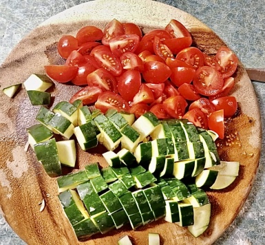 4. Schritt: Gemüse schneiden und Sauce anrühren-