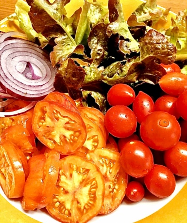 4. Schritt: Patties braten, Gemüse schneiden und Sauce anrühren-