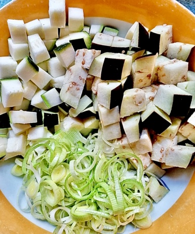 2. Schritt: Gem&uuml;se schneiden und Tofu anbraten-