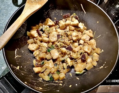 3. Schritt: Gem&uuml;se anbraten und Sauce hinzuf&uuml;gen-