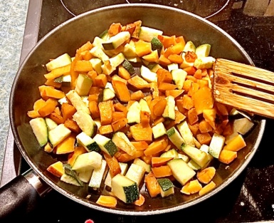 1. Schritt: Gem&uuml;se schneiden und anbraten-