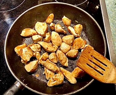 2. Schritt: H&uuml;hnerfleisch anbraten-