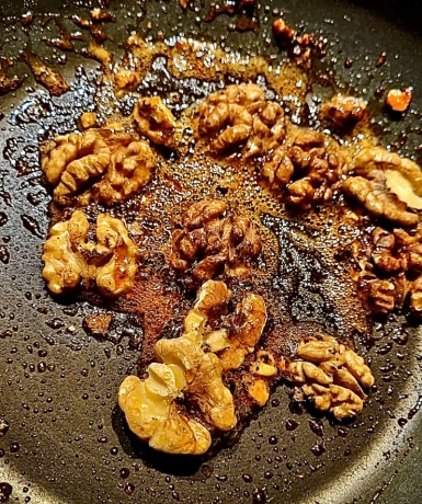 2. Schritt: Walnüsse karamellisieren-