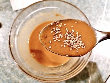 3. Schritt: Sesam-Dressing anr&uuml;hren und Couscous quellen lassen-