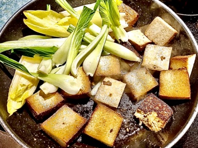 4. Schritt: R&auml;uchertofu, Chicor&eacute;e und Pak Choi karamellisieren-