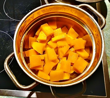 1. Schritt: Kürbispüree und Gewürzmischung zubereiten-