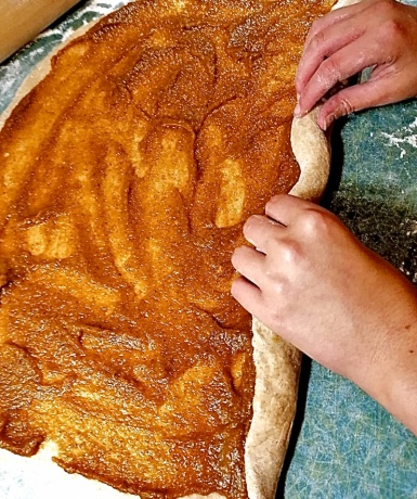 2. Schritt: Teig ausrollen und bestreichen-