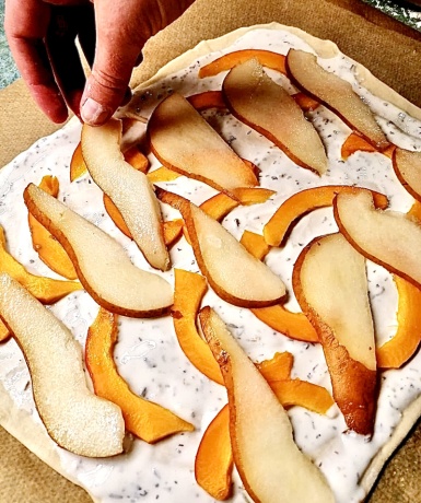 2. Schritt: Flammkuchen belegen und backen-