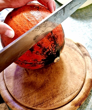 1. Schritt: Kürbis aushöhlen und backen-